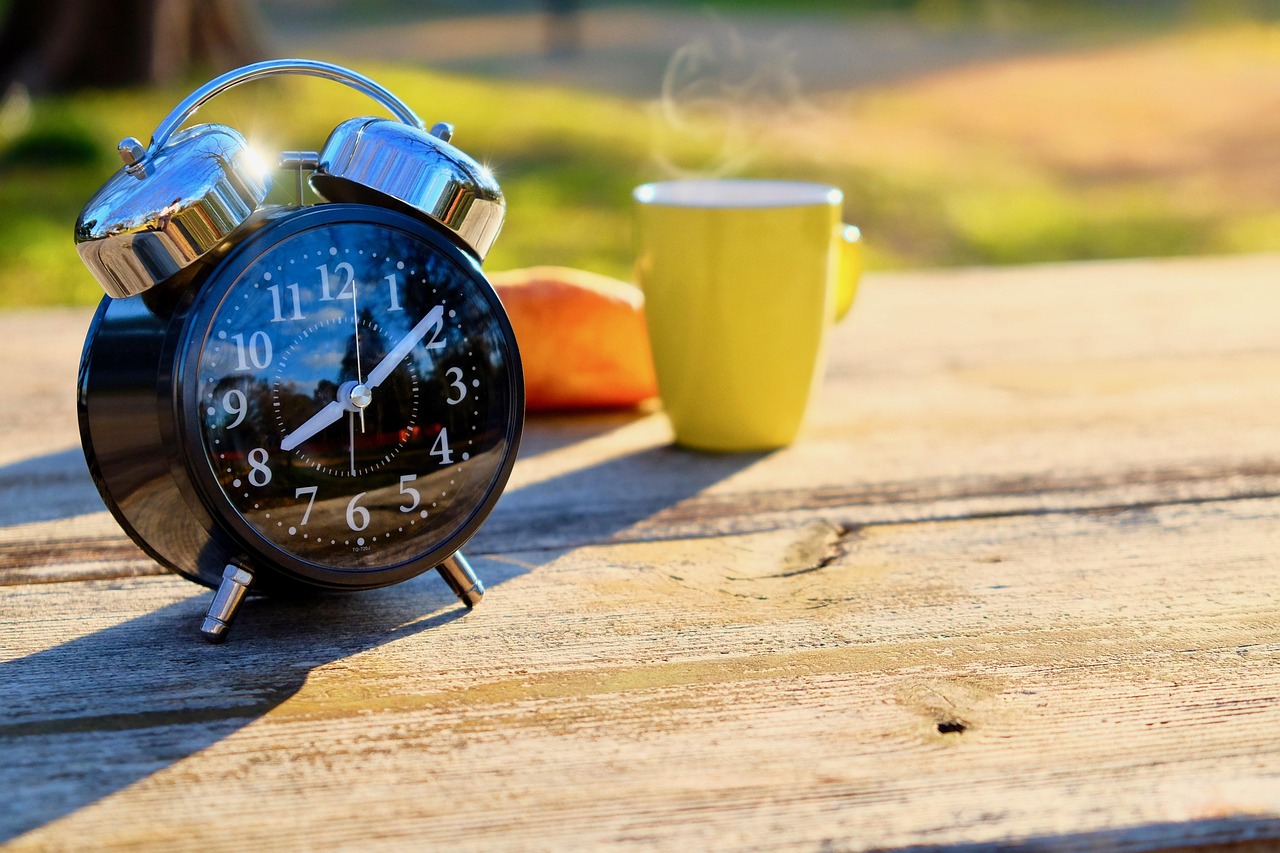 Persona che si riposa su una scrivania, simbolo della stanchezza pomeridiana.