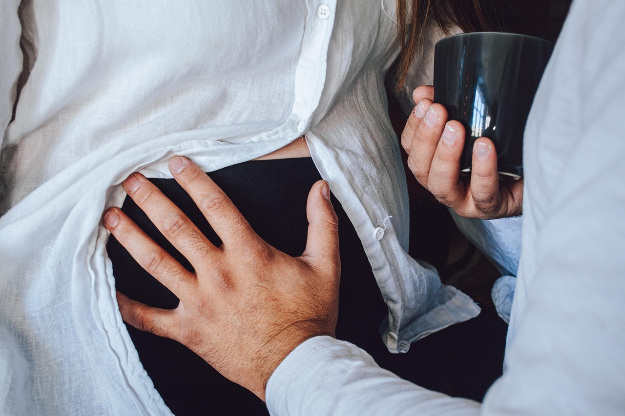 Uomo sorridente mentre legge un articolo su come aumentare la sensibilità maschile.